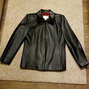 *FREE SHIPPING* Like new! 😍 Stunning black leather jacket!